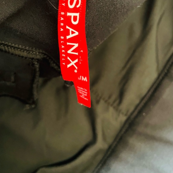 Spanx MEDIUM The Perfect Pants Ponte Knit Flare Cropped in black - Picture 8 of 9